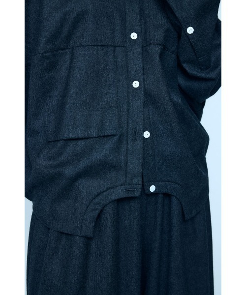 ENFOLD(エンフォルド)の「SYMMETRY CROPPED SHIRT(Tシャツ/カットソー・レディース・チャコールグレー/杢グレー/ブラック・38)」の13枚目の写真