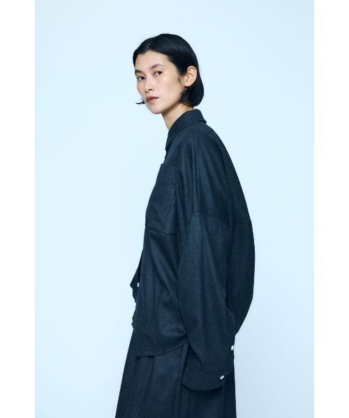 ENFOLD(エンフォルド)の「SYMMETRY CROPPED SHIRT(Tシャツ/カットソー・レディース・チャコールグレー/杢グレー/ブラック・38)」の8枚目の写真