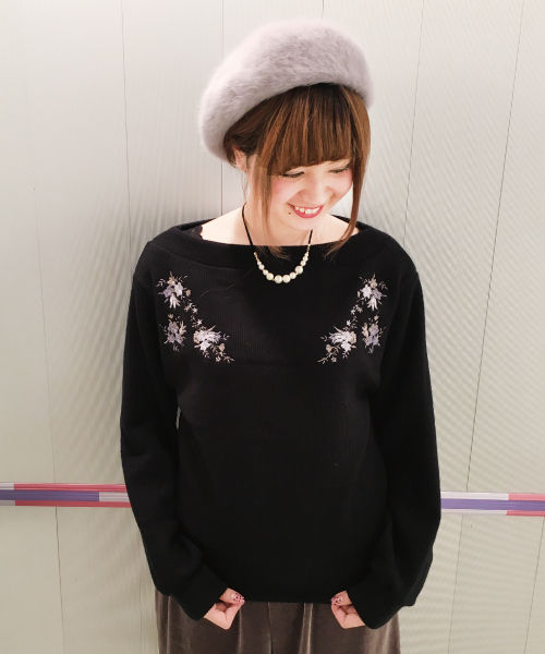 mysty woman（ミスティウーマン）の「リブニットソー刺繍ボートネックプルオーバー（Tシャツ/カットソー・レディース・ピンク/トップグレー/アイボリー/ブラック・FREE）」の2枚目の写真