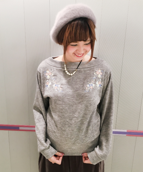 mysty woman（ミスティウーマン）の「リブニットソー刺繍ボートネックプルオーバー（Tシャツ/カットソー・レディース・ピンク/トップグレー/アイボリー/ブラック・FREE）」の3枚目の写真
