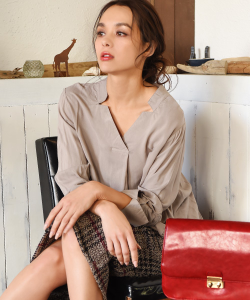 Luz Llena(ラズレナ)の「ロングカフス・スキッパーブラウス(シャツ/ブラウス・レディース・オフホワイト/グレイッシュベージュ・MEDIUM)」の2枚目の写真