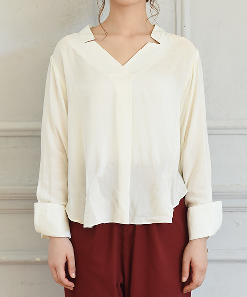 Luz Llena(ラズレナ)の「ロングカフス・スキッパーブラウス(シャツ/ブラウス・レディース・オフホワイト/グレイッシュベージュ・MEDIUM)」の3枚目の写真