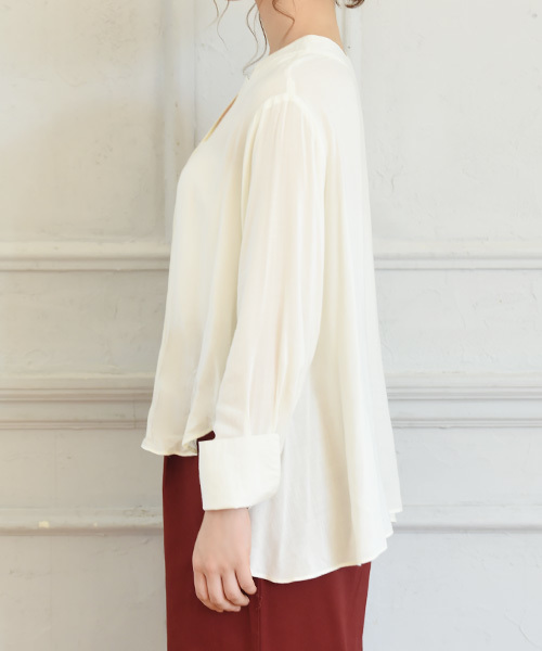 Luz Llena(ラズレナ)の「ロングカフス・スキッパーブラウス(シャツ/ブラウス・レディース・オフホワイト/グレイッシュベージュ・MEDIUM)」の5枚目の写真