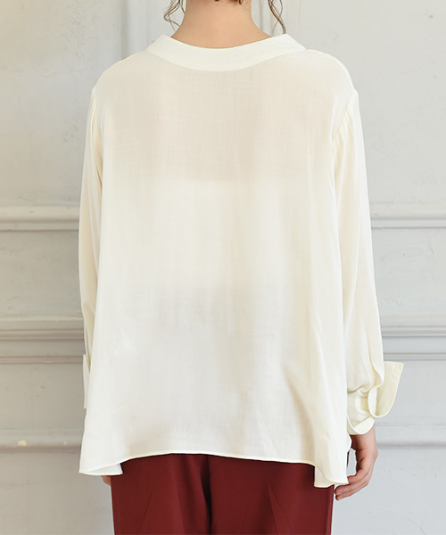 Luz Llena(ラズレナ)の「ロングカフス・スキッパーブラウス(シャツ/ブラウス・レディース・オフホワイト/グレイッシュベージュ・MEDIUM)」の6枚目の写真