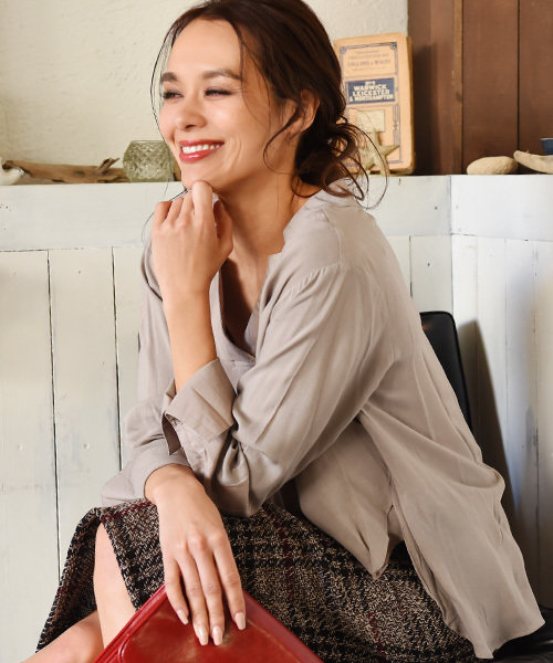 Luz Llena(ラズレナ)の「ロングカフス・スキッパーブラウス(シャツ/ブラウス・レディース・オフホワイト/グレイッシュベージュ・MEDIUM)」の11枚目の写真