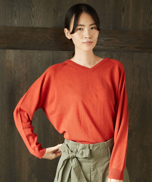 AMERICAN HOLIC(アメリカンホリック)の「Vネックラグランニットプルオーバー(ニット/セーター・レディース・ブラック/オフホワイト/ブラウン/グリーン/ピンク/モカ/イエロー系その他2/マスタード/オレンジ/ブルー系その他2・M/L)」の10枚目の写真