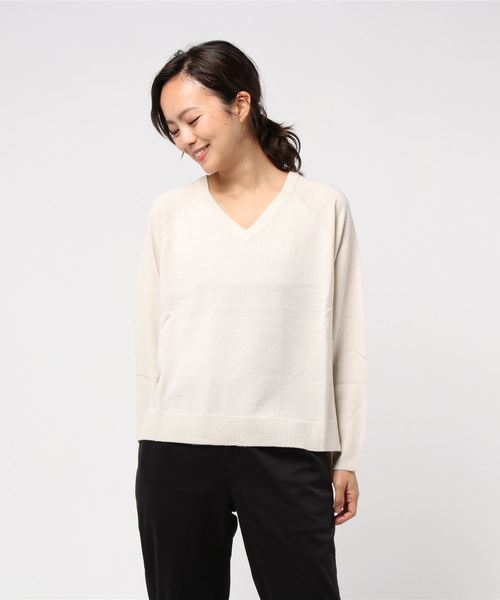 AMERICAN HOLIC(アメリカンホリック)の「Vネックラグランニットプルオーバー(ニット/セーター・レディース・ブラック/オフホワイト/ブラウン/グリーン/ピンク/モカ/イエロー系その他2/マスタード/オレンジ/ブルー系その他2・M/L)」の2枚目の写真