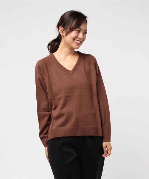 AMERICAN HOLIC(アメリカンホリック)の「Vネックラグランニットプルオーバー(ニット/セーター・レディース・ブラック/オフホワイト/ブラウン/グリーン/ピンク/モカ/イエロー系その他2/マスタード/オレンジ/ブルー系その他2・M/L)」の4枚目の写真