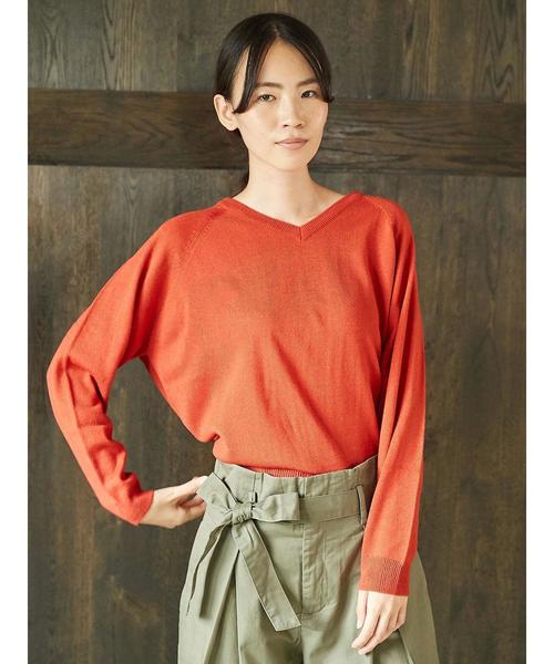 AMERICAN HOLIC(アメリカンホリック)の「Vネックラグランニットプルオーバー(ニット/セーター・レディース・ブラック/オフホワイト/ブラウン/グリーン/ピンク/モカ/イエロー系その他2/マスタード/オレンジ/ブルー系その他2・M/L)」の14枚目の写真