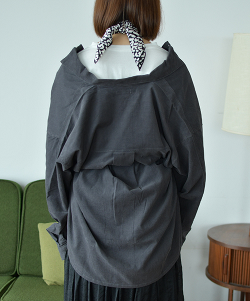 PairPair(ペアペア)の「スカーフ付きビッグシルエットコーデュロイシャツ(シャツ/ブラウス・レディース・ブラック/モカ・FREE)」の6枚目の写真