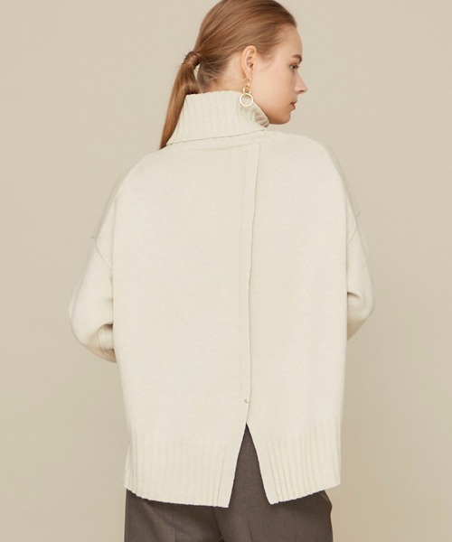 STUDIOUS(ステュディオス)の「【STUDIOUS】プライムカシミヤ バックシャン タートルニット(ニット/セーター・レディース・ブラウン/ライトベージュ/ライトグリーン・FREE)」の2枚目の写真