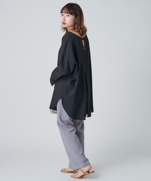 mystic(ミスティック)の「バックシャンロングシャツ(シャツ/ブラウス・レディース・ブラック/ベージュ/オフホワイト・FREE)」の5枚目の写真