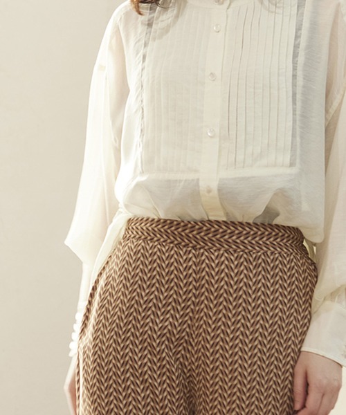 MATCH&more（マッチアンドモア）の「シアーピンタックシャツ（シャツ/ブラウス・レディース・パープル/ブラウン/オフホワイト・FREE）」の4枚目の写真