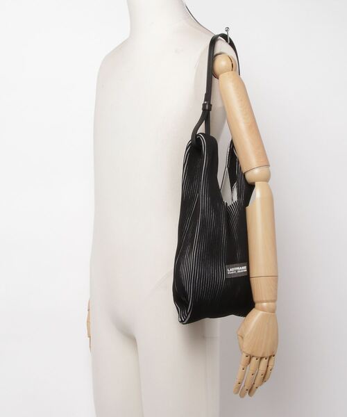 LASTFRAME（ラストフレーム）の「LASTFRAME ツートーンマーケットスモールバッグ（ショルダーバッグ・レディース・ブラック・FREE）」の11枚目の写真