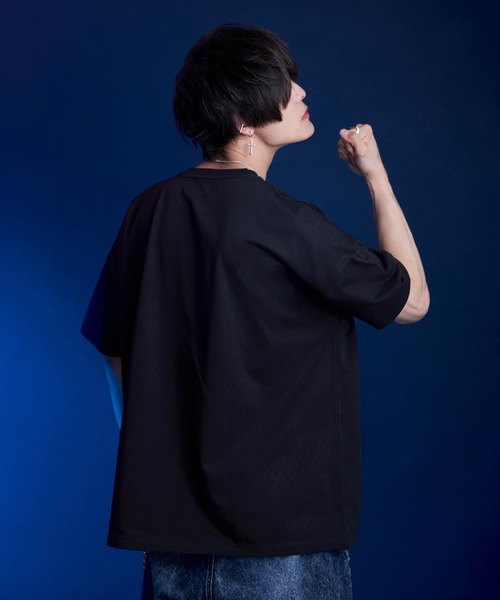 The DUFFER of ST.GEORGE（ザダファーオブセントジョージ）の「ROSE PRINT TEE：ローズプリント ビッグシルエット Tシャツ（Tシャツ/カットソー・メンズ・ホワイト/ブラック/ブラック系その他/ホワイト系その他・LARGE/X-LARGE/MEDIUM/SMALL）」の7枚目の写真