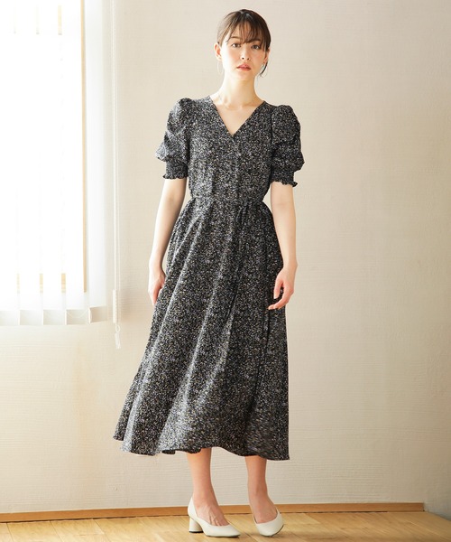 White Collection（ホワイトコレクション）の「フラワープリント・カシュクールギャザースリーブワンピース（ワンピース・レディース・オフホワイト/ブラック/ベージュ・FREE）」の2枚目の写真