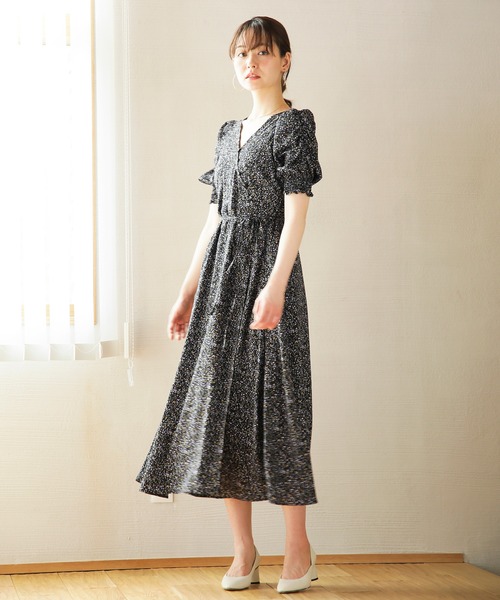 White Collection（ホワイトコレクション）の「フラワープリント・カシュクールギャザースリーブワンピース（ワンピース・レディース・オフホワイト/ブラック/ベージュ・FREE）」の20枚目の写真