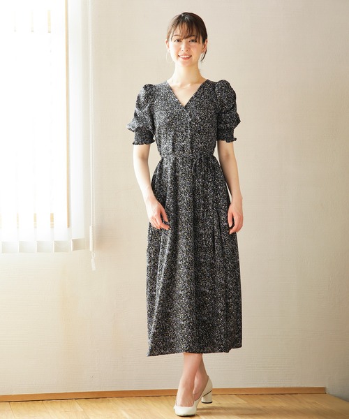 White Collection（ホワイトコレクション）の「フラワープリント・カシュクールギャザースリーブワンピース（ワンピース・レディース・オフホワイト/ブラック/ベージュ・FREE）」の4枚目の写真