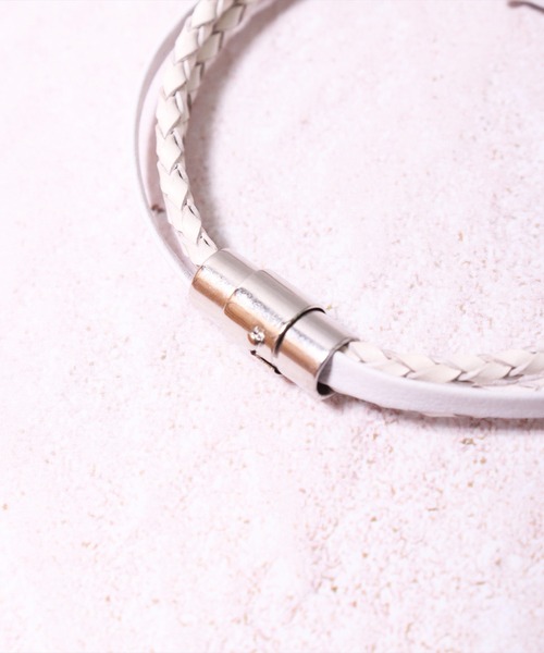 BAYBLO（ベイブロ）の「(BB)【本革】プレート 編み込み レザー ブレスレット（ブレスレット・メンズ・ホワイト/ブラック/ターコイズブルー/レッド/ネイビー/ブラウン・ONE SIZE）」の13枚目の写真