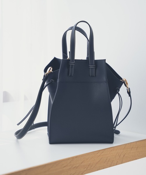 Andemiu(アンデミュウ)の「【ブラックWEB限定】ノットハンドルトート956739(ショルダーバッグ・レディース・ブラック/ベージュ/ブラウン・FREE)」の2枚目の写真