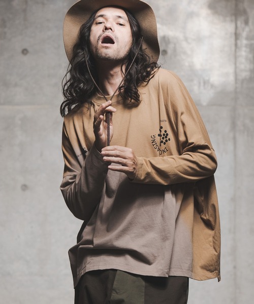 GLIMCLAP（グリムクラップ）の「mlt3502-Up there-dyeing & printed long-sleeve cutsew カットソー（Tシャツ/カットソー・メンズ・ベージュ/サックスブルー/ライトカーキ・L/S/M）」の3枚目の写真