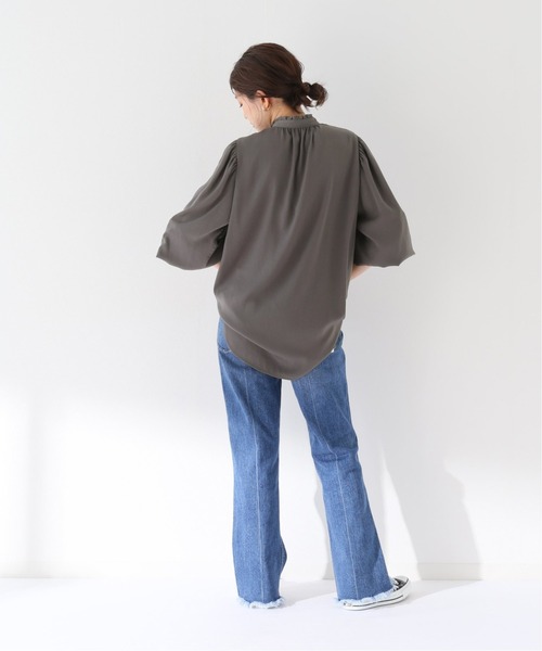 SLOBE IENA(スローブイエナ)の「サテンフリルカラーブラウス【手洗い可能】◆(シャツ/ブラウス・レディース・ホワイト/チャコールグレー・FREE)」の3枚目の写真