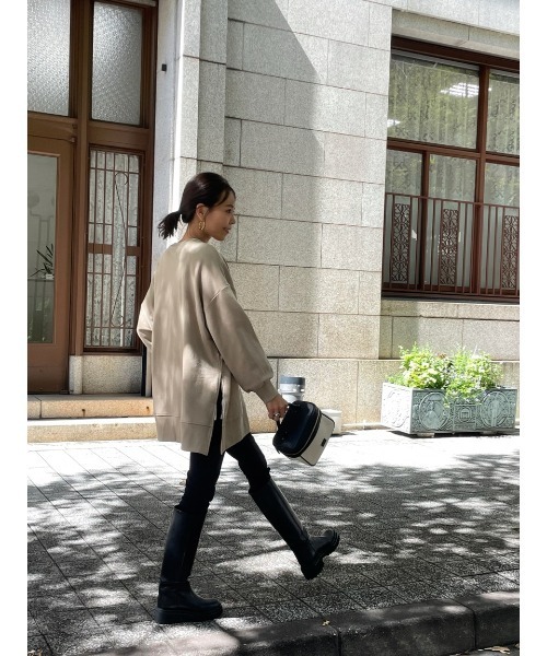 ulu（ウル）の「Side slit oversized pullover（スウェット・レディース・ライトオリーブ・FREE）」の2枚目の写真