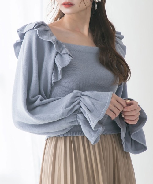 Newlyme(ニューリーミー)の「ボリュームフリルスクエアネックニットトップス(ニット/セーター・レディース・ブラック/ブルー/アイボリー/グレイッシュベージュ/モカ・LARGE/X-LARGE/MEDIUM)」の5枚目の写真