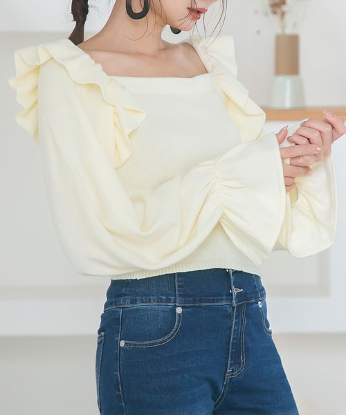 Newlyme(ニューリーミー)の「ボリュームフリルスクエアネックニットトップス(ニット/セーター・レディース・ブラック/ブルー/アイボリー/グレイッシュベージュ/モカ・LARGE/X-LARGE/MEDIUM)」の1枚目の写真