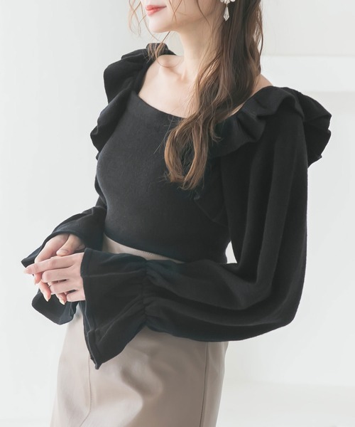 Newlyme(ニューリーミー)の「ボリュームフリルスクエアネックニットトップス(ニット/セーター・レディース・ブラック/ブルー/アイボリー/グレイッシュベージュ/モカ・LARGE/X-LARGE/MEDIUM)」の2枚目の写真