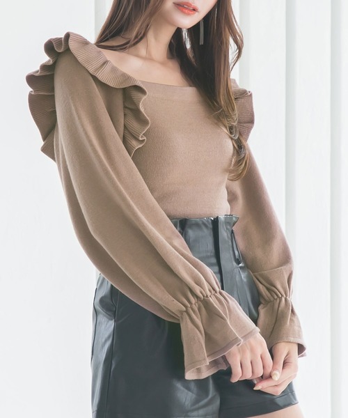 Newlyme(ニューリーミー)の「ボリュームフリルスクエアネックニットトップス(ニット/セーター・レディース・ブラック/ブルー/アイボリー/グレイッシュベージュ/モカ・LARGE/X-LARGE/MEDIUM)」の3枚目の写真