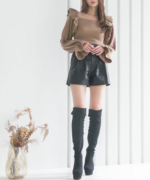 Newlyme(ニューリーミー)の「ボリュームフリルスクエアネックニットトップス(ニット/セーター・レディース・ブラック/ブルー/アイボリー/グレイッシュベージュ/モカ・LARGE/X-LARGE/MEDIUM)」の7枚目の写真