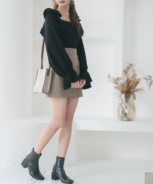 Newlyme(ニューリーミー)の「ボリュームフリルスクエアネックニットトップス(ニット/セーター・レディース・ブラック/ブルー/アイボリー/グレイッシュベージュ/モカ・LARGE/X-LARGE/MEDIUM)」の10枚目の写真