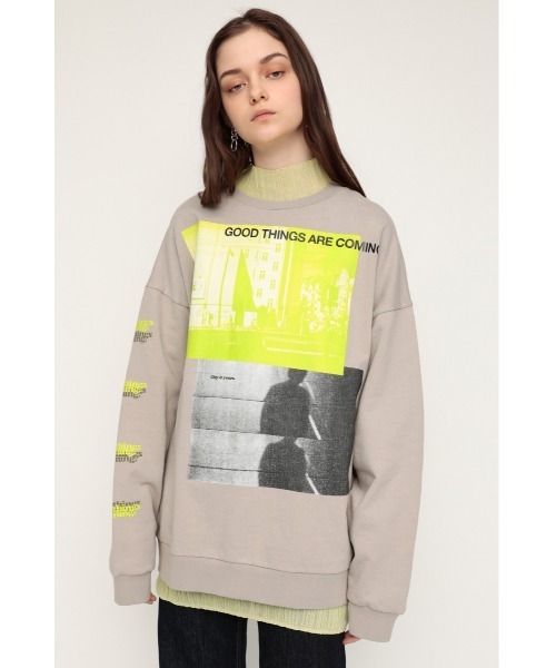 SLY（スライ）の「2 COLOR PHOTO SW/２カラーフォトスウェット（スウェット・レディース・ブラック/ホワイト/グレー・FREE）」の3枚目の写真