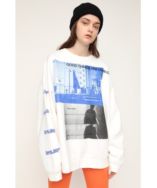 SLY（スライ）の「2 COLOR PHOTO SW/２カラーフォトスウェット（スウェット・レディース・ブラック/ホワイト/グレー・FREE）」の2枚目の写真