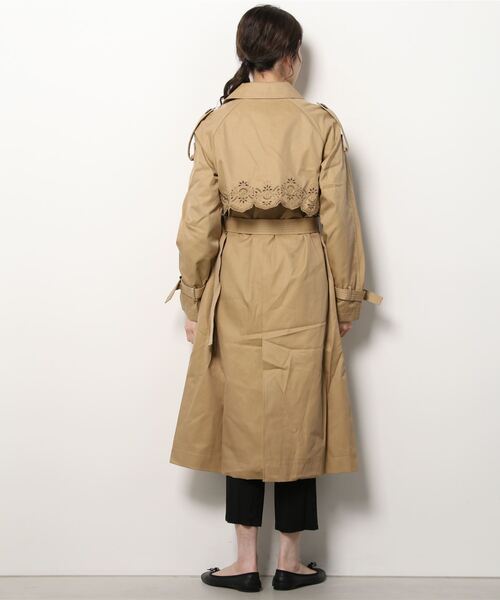A BATHING APE(アベイシングエイプ)の「BPY EMBROIDERED CUTOUT TRENCH(トレンチコート・レディース・ベージュ・X-SMALL)」の2枚目の写真
