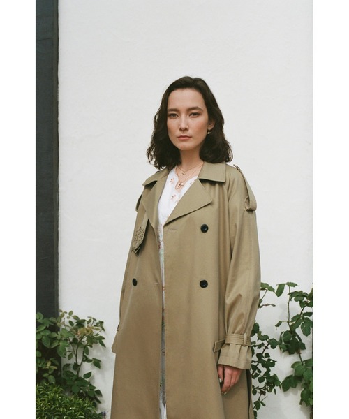 A BATHING APE(アベイシングエイプ)の「BPY EMBROIDERED CUTOUT TRENCH(トレンチコート・レディース・ベージュ・X-SMALL)」の6枚目の写真