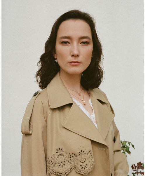 A BATHING APE(アベイシングエイプ)の「BPY EMBROIDERED CUTOUT TRENCH(トレンチコート・レディース・ベージュ・X-SMALL)」の7枚目の写真