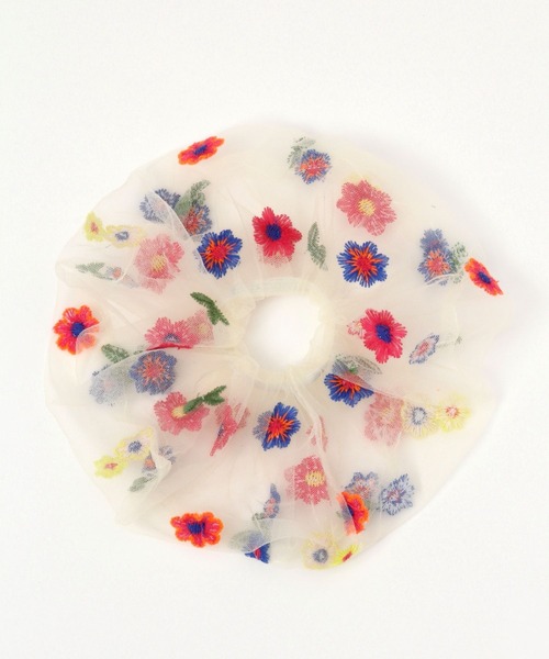 LAKOLE（ラコレ）の「カラフルフラワーシュシュ / 273504（シュシュ・レディース・ブラック/オフホワイト・FREE）」の2枚目の写真