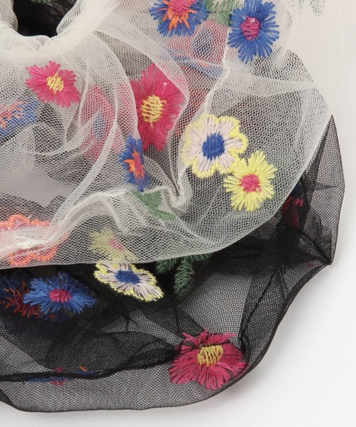 LAKOLE（ラコレ）の「カラフルフラワーシュシュ / 273504（シュシュ・レディース・ブラック/オフホワイト・FREE）」の3枚目の写真