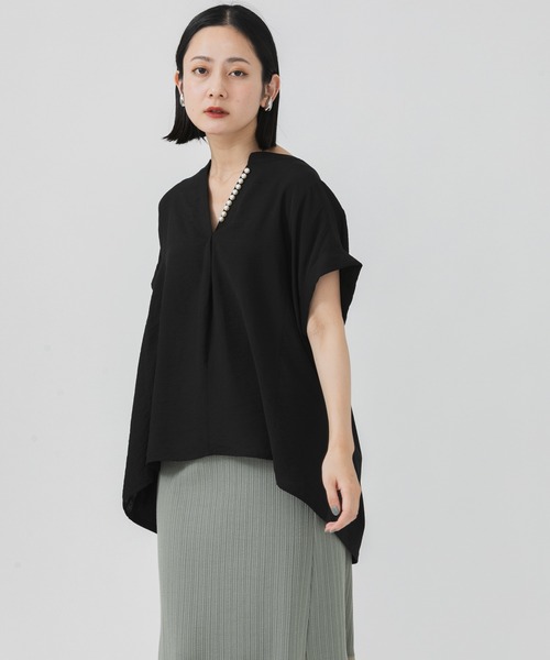 Dignite collier(ディニテコリエ)の「Dignite collier パール付切替ブラウス(シャツ/ブラウス・レディース・ホワイト/ブラック・FREE)」の2枚目の写真