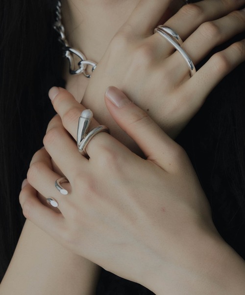 loni(ロニ)の「【金属アレルギー対応】bud pearl ring (パールデザインリング)(リング・レディース・シルバー/ゴールド・#9/#11/#13)」の2枚目の写真
