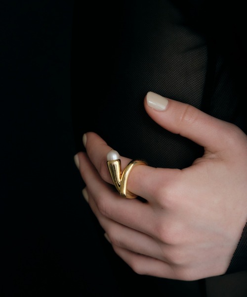 loni(ロニ)の「【金属アレルギー対応】bud pearl ring (パールデザインリング)(リング・レディース・シルバー/ゴールド・#9/#11/#13)」の8枚目の写真
