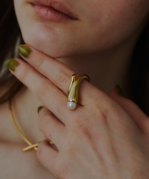 loni(ロニ)の「【金属アレルギー対応】bud pearl ring (パールデザインリング)(リング・レディース・シルバー/ゴールド・#9/#11/#13)」の5枚目の写真