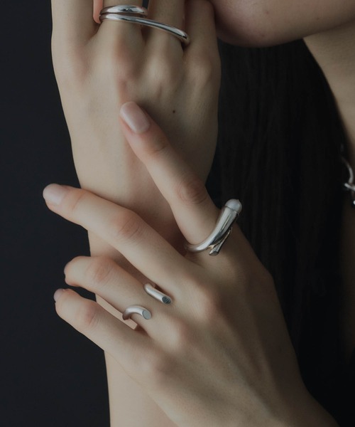 loni(ロニ)の「【金属アレルギー対応】bud pearl ring (パールデザインリング)(リング・レディース・シルバー/ゴールド・#9/#11/#13)」の3枚目の写真