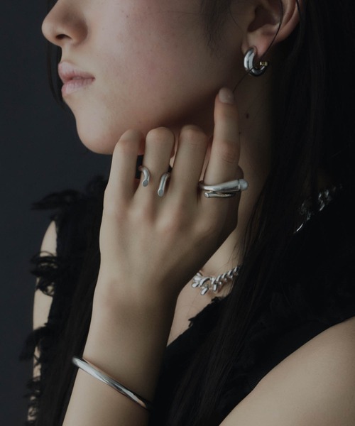 loni(ロニ)の「【金属アレルギー対応】bud pearl ring (パールデザインリング)(リング・レディース・シルバー/ゴールド・#9/#11/#13)」の4枚目の写真