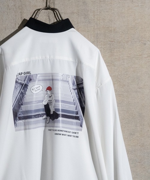 Red Cap Girl（レッドキャプガール）の「【a-r】〔Red Cap Girl/レッドキャップガール〕ナチュラルストレッチ バックイラスト ルーズサイズシャツ 長袖（シャツ/ブラウス・メンズ・ブルー/ベージュ/ホワイト/その他/ブラック/グリーン/グリーン系その他/ブラック系その他/ホワイト系その他/ブラック系その他2/ダークグレー/ブルー系その他/グレイッシュベージュ/ホワイト系その他2/ブルー系1/その他1/ライトグレー/ホワイト系1/ブラック系1・MEDIUM/X-LARGE/LARGE）」の3枚目の写真
