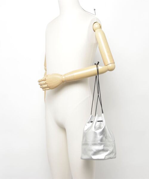 MADULI（マドゥリ）の「MADULI ミニ巾着バッグ（ハンドバッグ・メンズ・ブラック/ダークブラウン/ライトベージュ/シルバー・FREE）」の18枚目の写真