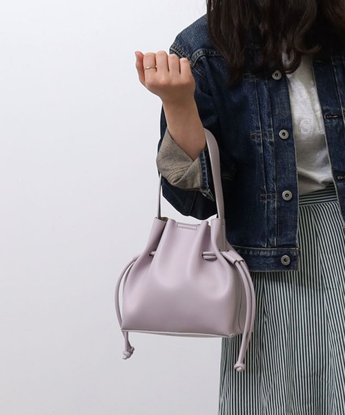 COOCO(クーコ)の「ソフトフェイクレザー巾着型2WAYショルダーバッグ(ハンドバッグ・レディース・ブラック/アイボリー/グレー/ラベンダー・9)」の4枚目の写真