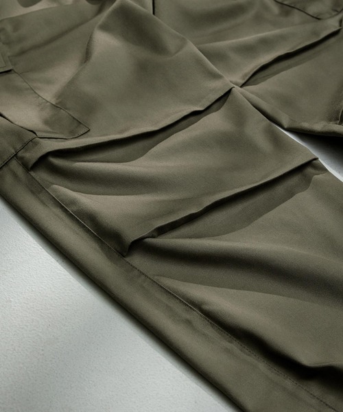 MONO-MART(モノマート)の「タックワイドストレートミリタリーカーゴパンツ(カーゴパンツ・メンズ・ブラック/カーキ/ネイビー/ライトベージュ/アイボリー/ライトグレー/チャコール/ダークブラウン・M/L/S)」の13枚目の写真